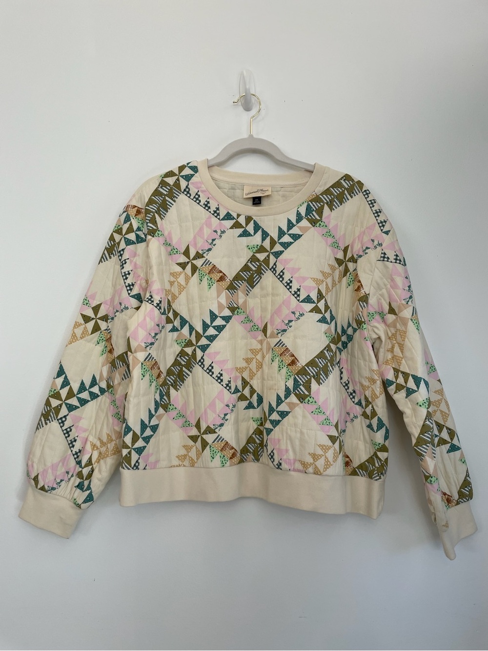 Universal Thread Cream Quilted Crewneck Sweatshirt with Pink & Green Pattern